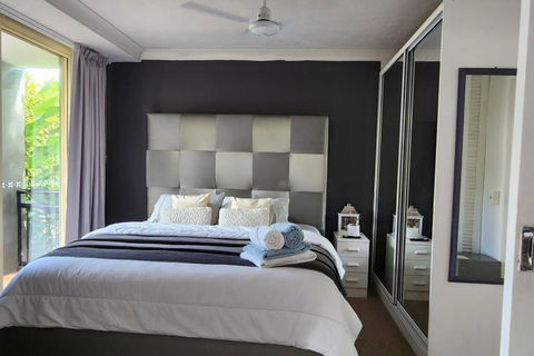 3 BLOCKS To SURFERS PARADISE BEACH - Southport Accommodation 0