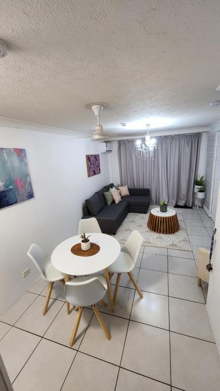 3 BLOCKS To SURFERS PARADISE BEACH - Southport Accommodation 3