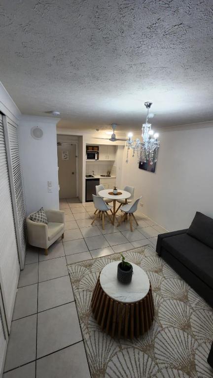 3 BLOCKS To SURFERS PARADISE BEACH - Southport Accommodation 2