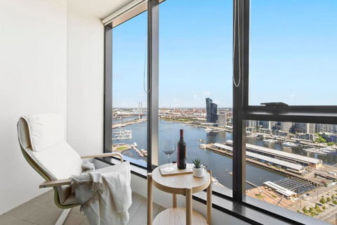 A 2BR Apt With Amazing Harbor Views FREE Parking - Southport Accommodation 0