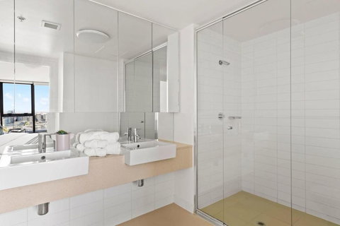 A 2BR Apt With Amazing Harbor Views FREE Parking - Southport Accommodation 2