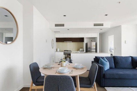 A 2BR Apt With Amazing Harbor Views FREE Parking - Southport Accommodation 3