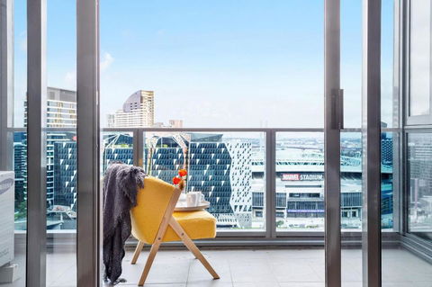 A 2BR Apt With Harbour Views And FREE Parking - Southport Accommodation 0