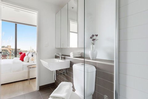 A 2BR Apt With Harbour Views And FREE Parking - Southport Accommodation 2