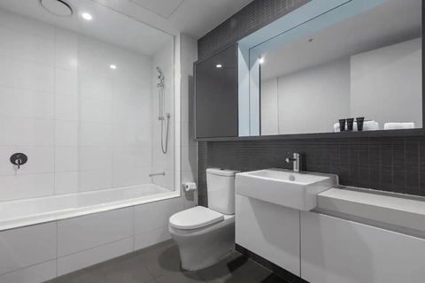A 3BR Apt Next To Melbourne Zoo FREE Parking - Southport Accommodation 3