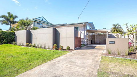 A Beachside Beauty With Pool - Southport Accommodation 4