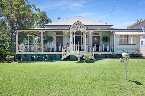 A Charming Queenslander - Southport Accommodation 4