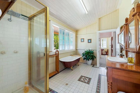 A Charming Queenslander - Southport Accommodation 3