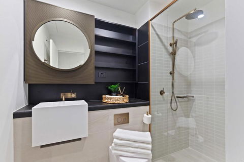 A Chic 2BR Apt Right Next To Melbourne Central - Southport Accommodation 3