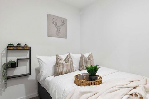 A Chic 2BR Apt Right Next To Melbourne Central - Southport Accommodation 4