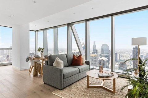 A Chic 2BR Apt With Panoramic Views FREE Parking - Southport Accommodation 1