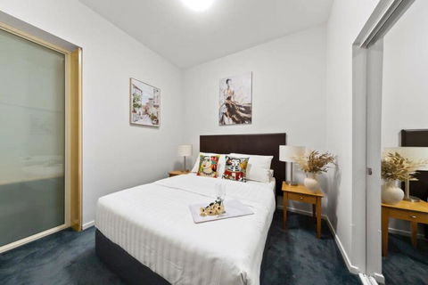A Chic Apartment On Bourke St Near Chinatown - Southport Accommodation 0