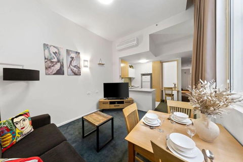 A Chic Apartment On Bourke St Near Chinatown - Southport Accommodation 2