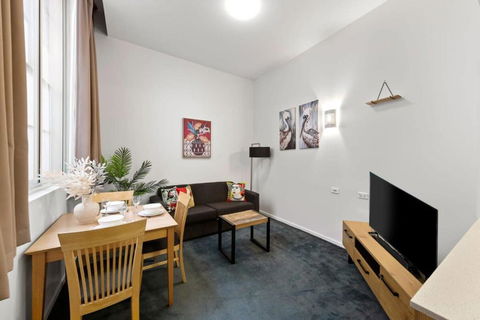 A Chic Apartment On Bourke St Near Chinatown - Southport Accommodation 3