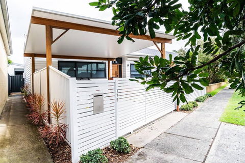 A Chic Coastal Hideaway At Toowoon Bay Beach - Southport Accommodation 1
