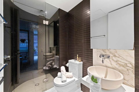 A Chic & Comfy 2BR Apt Near Federation Square - Southport Accommodation 3