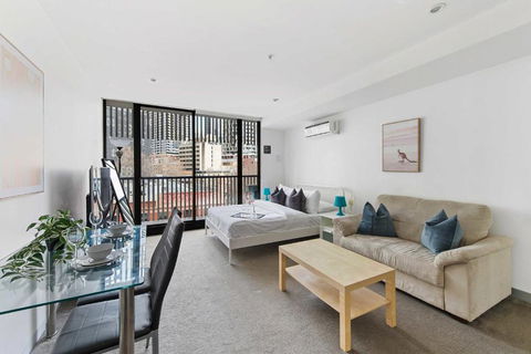A Chic Studio Only A 4-min Walk To Victoria Market - Southport Accommodation 0