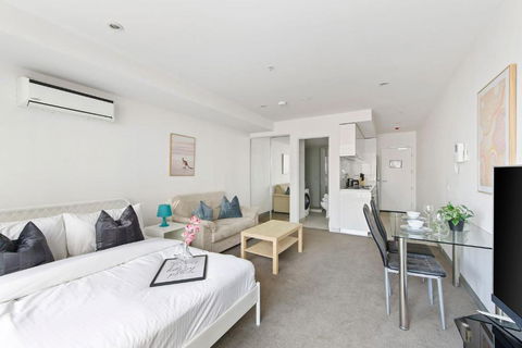 A Chic Studio Only A 4-min Walk To Victoria Market - Southport Accommodation 1
