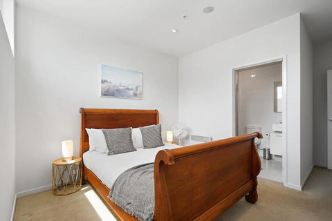 A River-side 2bdm Footscray Oasis + Parking - Accommodation Southport 3
