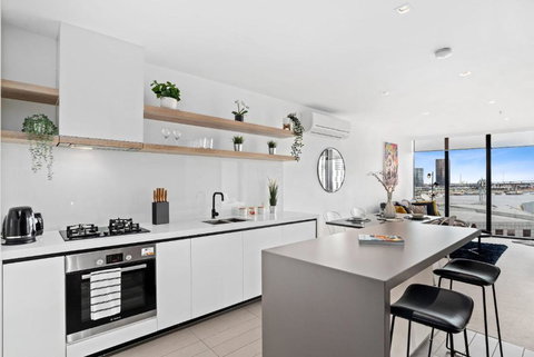 A Stylish 2BR Apt With FREE Parking - Accommodation Southport 4