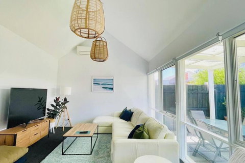 A Wave From It All - Accommodation Southport 3