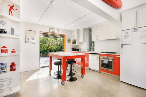 AAA Coke Shack - Accommodation Southport 2