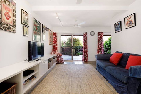 AAA Coke Shack - Accommodation Southport 4