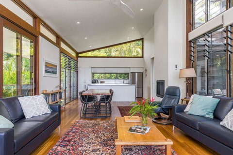 Above The Pass - Accommodation Southport 4