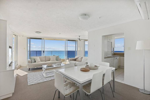 Absolute Beachfront Apartment - Accommodation Southport 3