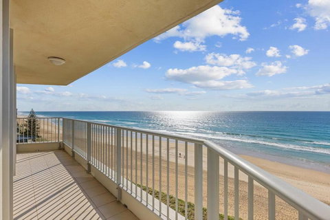 Absolute Beachfront Apartment - Accommodation Southport 4