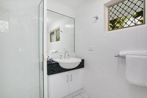 Absolute Beachfront Apartment - Accommodation Southport 3