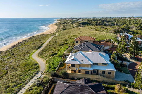 Absolute Oceanfront Escape - Accommodation Southport 0
