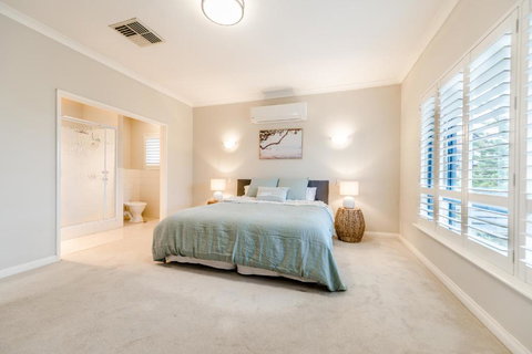 Absolute Oceanfront Escape - Accommodation Southport 4