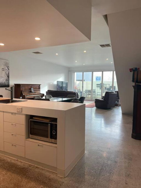 Access To All CBD Has To Offer - Accommodation Southport 4