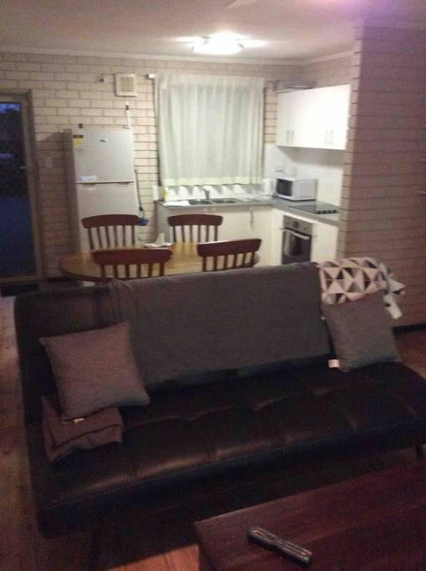 Affordable Apartment Close To City And Beaches - Accommodation Southport 4