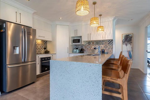 Agnes Retreat - 4 BR - 2 Min Walk To Beach - Accommodation Southport 2