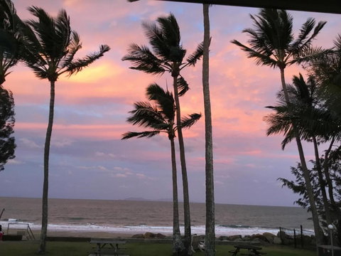 ABSOLUTE BEACH FRONT MACKAY - Blue Pacific - Accommodation Southport 4