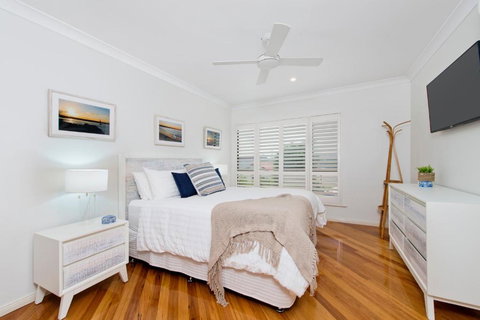 Adrift At Dolphin Cove Apt 5 - Riverfront Modern - Accommodation Southport 4