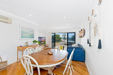 Adrift At Dolphin Cove Apt 5 - Riverfront Modern - Accommodation Southport 2