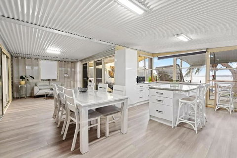 Absolute Waterfront Hidden Gem Toukley - Accommodation Southport 2