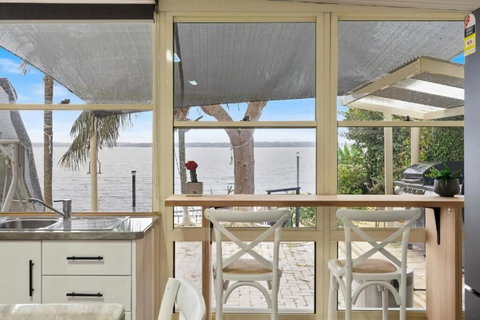 Absolute Waterfront Hidden Gem Toukley - Accommodation Southport 3