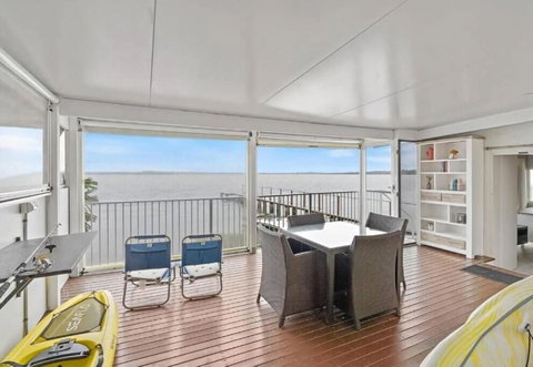 Absolute Waterfront Hidden Gem Toukley - Accommodation Southport 1