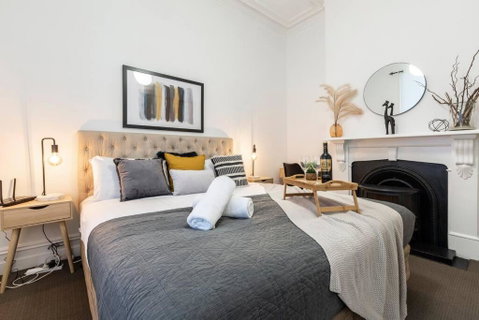 A Carlton Classic - Quaint Inner-City Getaway - Southport Accommodation 1