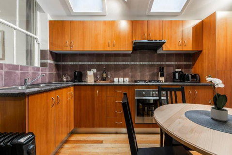 A Carlton Classic - Quaint Inner-City Getaway - Southport Accommodation 2