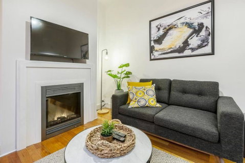 A Carlton Classic - Quaint Inner-City Getaway - Southport Accommodation 3