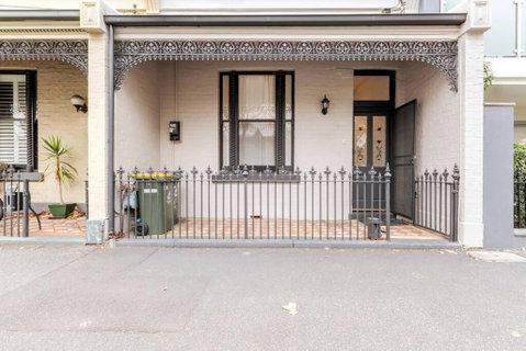A Carlton Classic - Quaint Inner-City Getaway - Southport Accommodation 4