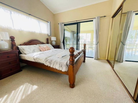 Aircabin - Tuggerawong - Lake Front - 3 Beds House - Accommodation Southport 3