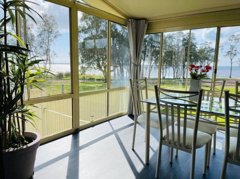 Aircabin - Tuggerawong - Lake Front - 3 Beds House - Accommodation Southport 4