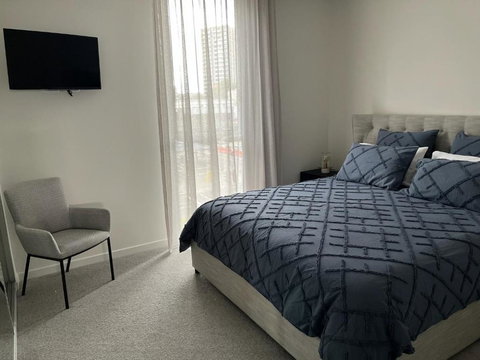 AKS Honeysuckle - Accommodation Southport 3