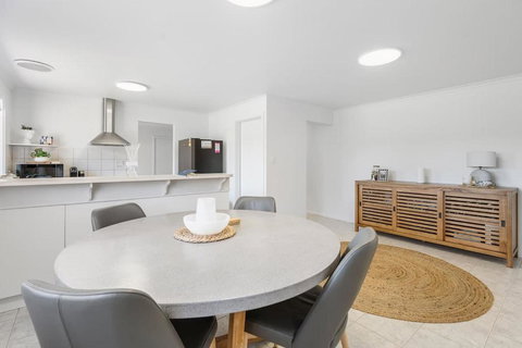 Albatross-96 Albatross Ave Hayborough - No Linen Included - Accommodation Southport 0